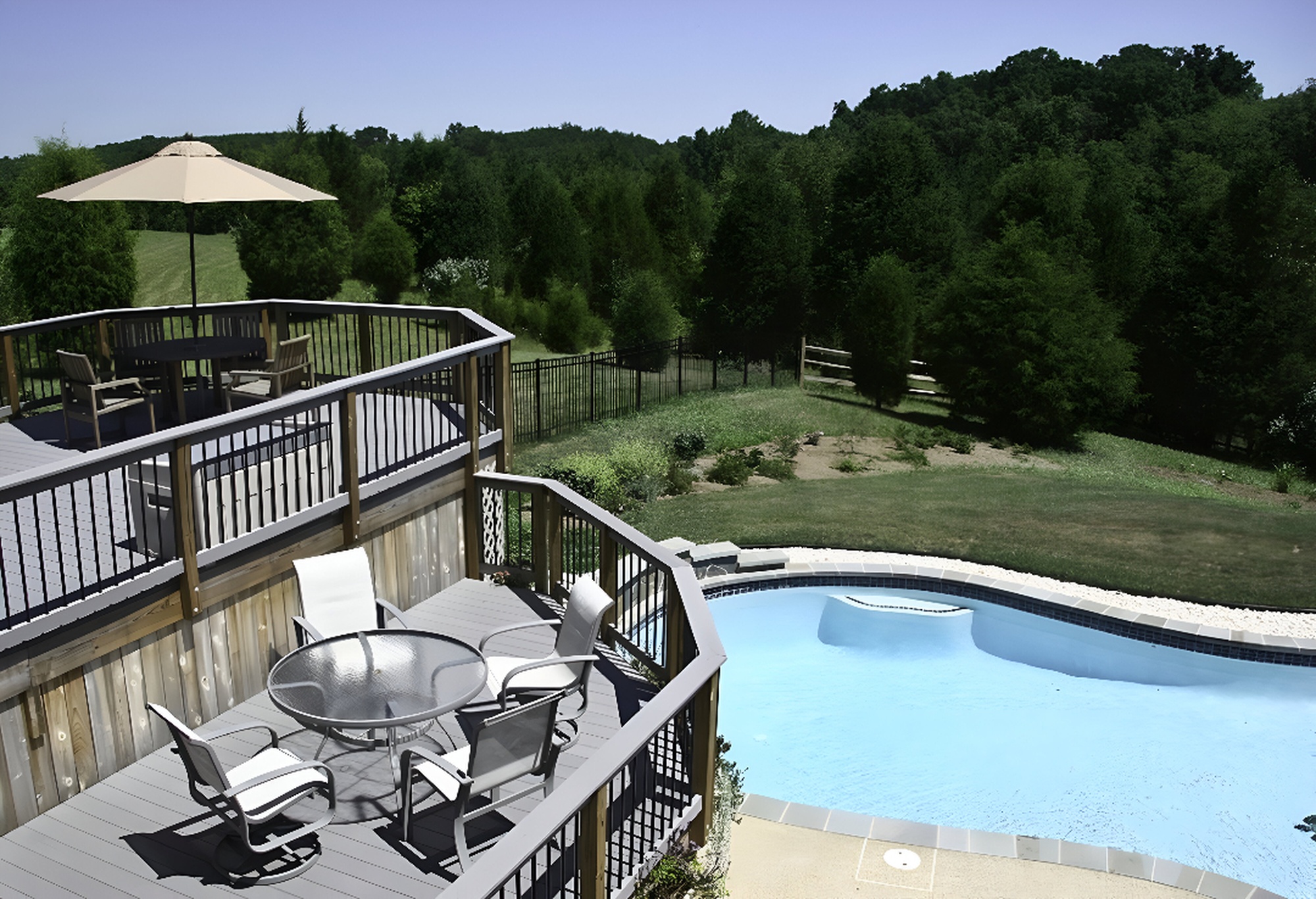 How Decks and Lawns Work Together for a Seamless Backyard